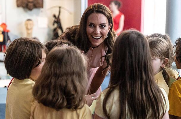 Prinzessin Kate hat Spaß mit den Grundschülern aus London.