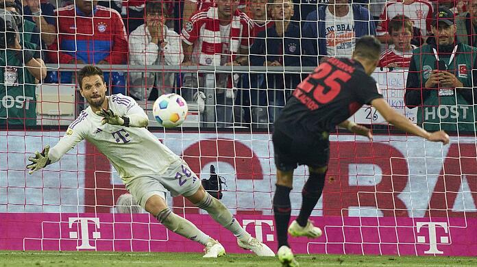 Eine Szene, die beim FC Bayern noch lange für Verdruss sorgen wird: Davies, foult, Schlager prüft, Palacios trifft und klaut damit dem Rekordmeister den Sieg.