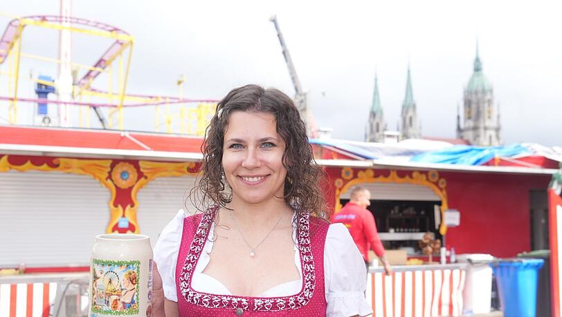 Ingenieurin Alena Rendak (36) hat das Motiv für den Steinkrug entworfen.