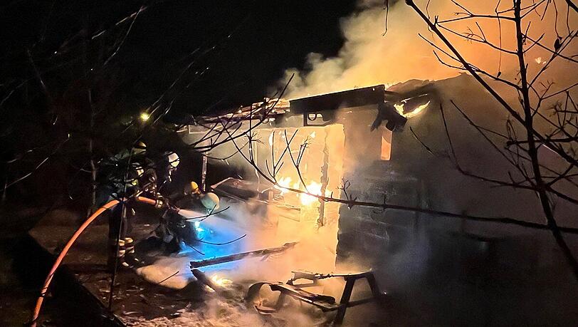 Zwei Gartenhäuser sind bei einem Brand in einer Kleingartenanlage komplett niedergebrannt.