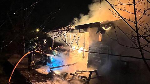 Zwei Gartenhäuser sind bei einem Brand in einer Kleingartenanlage komplett niedergebrannt.