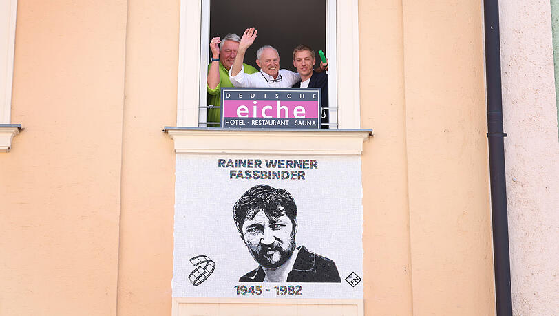 V.l.: Dietmar Holzapfel, Sepp Sattler und Dominik Krause bei der Enthüllung des Mosaiks.