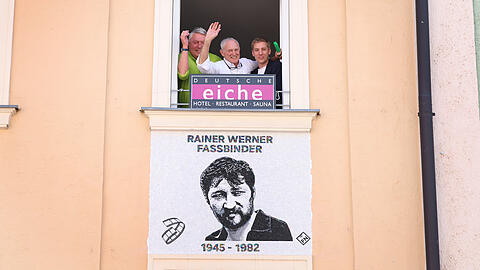V.l.: Dietmar Holzapfel, Sepp Sattler und Dominik Krause bei der Enthüllung des Mosaiks.