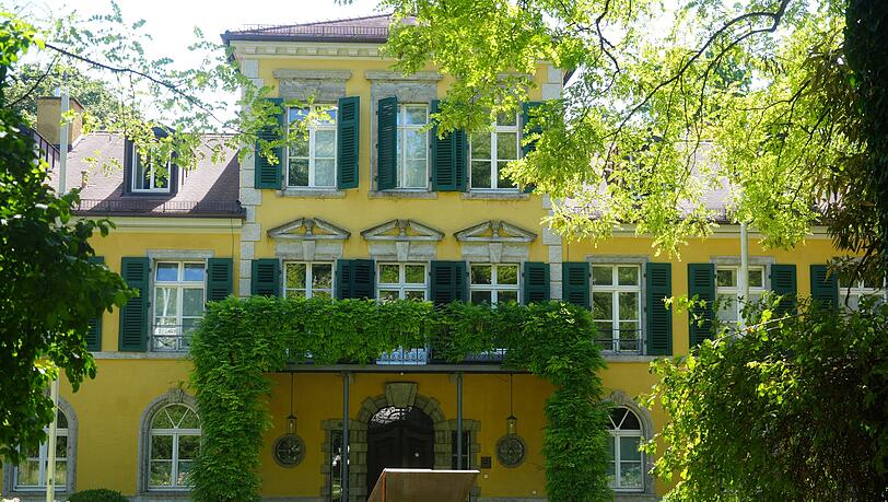 Schöne Anblicke bei der MVV-Stadtrallye: Einen Hauch von Versailles erahnt man in Schwabing beim Suresnes Schlössl. Wer hat den Bau in Auftrag gegeben und wer führte ihn aus? Schöne Anblicke bei der MVV-Stadtrallye: Einen Hauch von Versailles erahnt man in Schwabing beim Suresnes Schlössl. Wer hat den Bau in Auftrag gegeben und wer führte ihn aus?