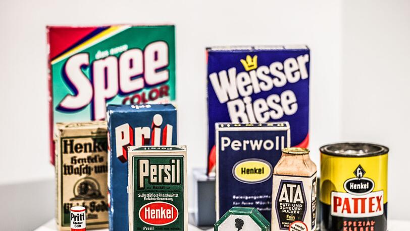 Ein Reihe historischer Produktverpackungen bekannter Henkel-Produkte. Ein Reihe historischer Produktverpackungen bekannter Henkel-Produkte.