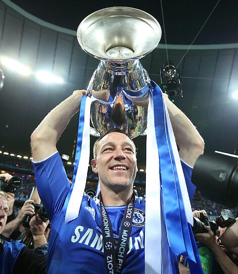 Grenzenlose Freude beim FC Chelsea: Überglücklich posieren die Spieler mit ihrem Pokal. Die Bilder vom britischen Siegestaumel.