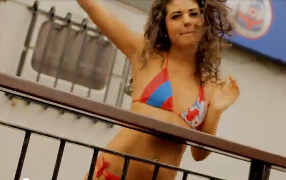 "Vielleicht rufst Du mich an...?" In England sorgt derzeit ein sexy Auftritt der Cheerleader des Zweitligisten Crystal Palace für viel Gesprächsstoff. Die jungen Mädels räkeln sich lasziv zu dem erfolgreichen Pop-Hit "Call me maybe" im Stadion des Londoner Vorort-Klubs. Sollten sich die deutschen Bundesligisten da noch etwas abschauen?

Sehen Sie hier die sexy Performance der Mädchen in Bildern und im Video.