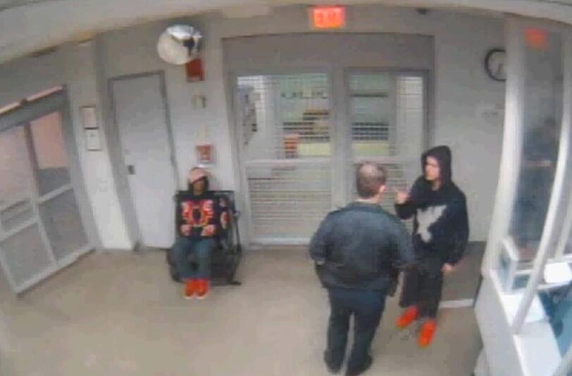 Justin Bieber (r) auf dem Polizeirevier in Miami. Die Aufnahmen der Überwachungskameras wurden nun veröffentlicht.