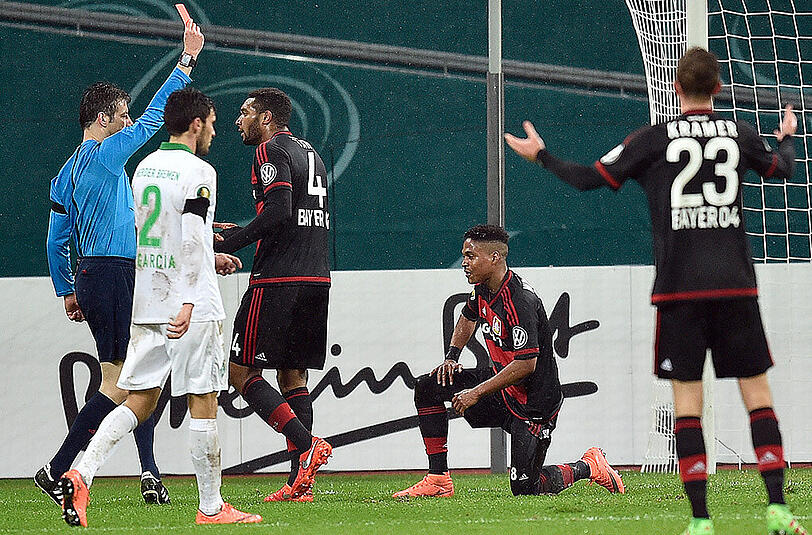 Für Bayer Leverkusen kam im Spiel gegen Bremen so einiges zusammen: In der 41. Minute zeigte Schiedrichter Wolfgang Stark (links) Bayer-Akteur Wendell (2. von rechts) die rote Karte.
