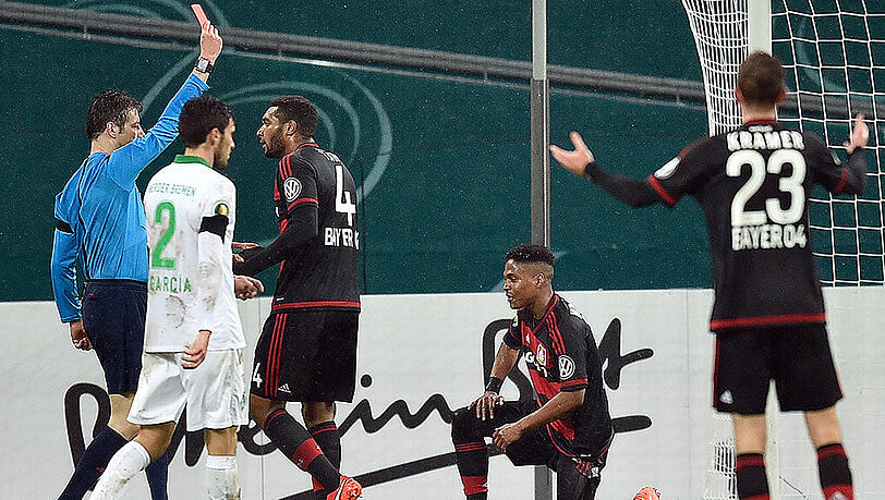 Für Bayer Leverkusen kam im Spiel gegen Bremen so einiges zusammen: In der 41. Minute zeigte Schiedrichter Wolfgang Stark (links) Bayer-Akteur Wendell (2. von rechts) die rote Karte. Für Bayer Leverkusen kam im Spiel gegen Bremen so einiges zusammen: In der 41. Minute zeigte Schiedrichter Wolfgang Stark (links) Bayer-Akteur Wendell (2. von rechts) die rote Karte.