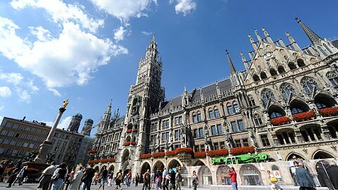 So schön weiß-blau ist der Himmel über dem Rathaus für die CSU gerade nicht. Nach dem Wechsel von zwei Stadträten zur Bayernpartei gibt es bei den Schwarzen momentan eher ein Gewittergrollen.