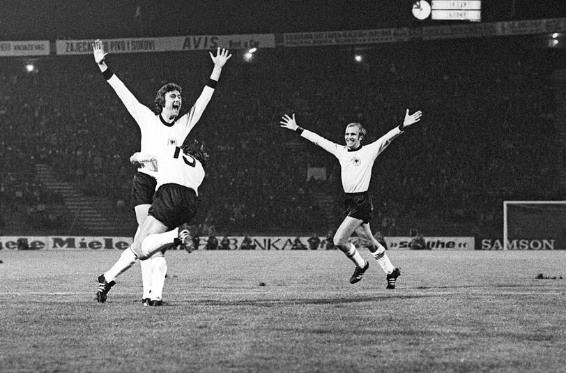 EM, 1976: Halbfinale gegen Jugoslawien 4:2 n.V. - Wieder heißt der Matchwinner Müller, diesmal aber Dieter (l). Der Kölner trifft nach dem Tor seines Clubkollegen Heinz Flohe drei Mal. So wird aus einem 0:2 ein 4:2. Im Finale gegen die CSSR schießt Uli Hoeneß den Ball im Elfmeterschießen in den Belgrader Nachthimmel.