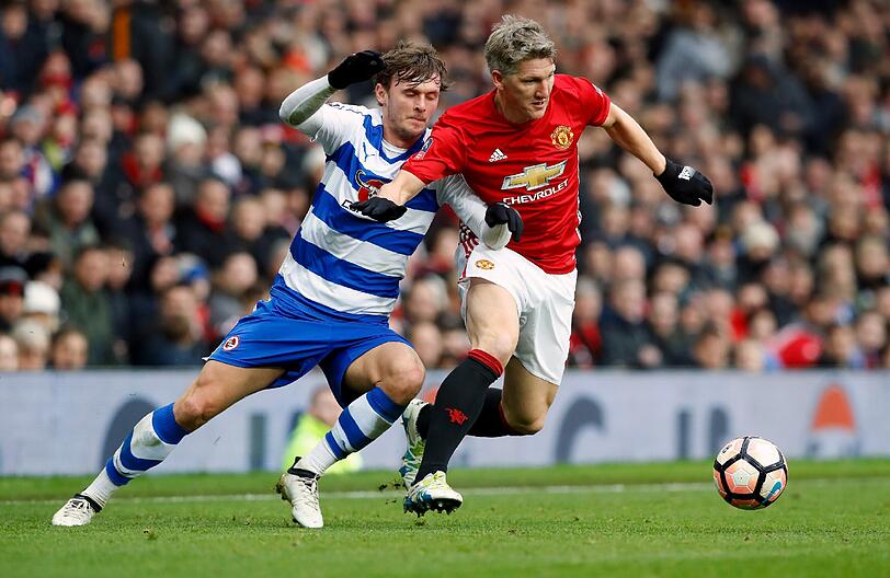 Bastian Schweinsteiger und John Swift von Reading kämpfen um den Ball.