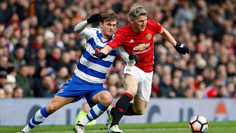 Bastian Schweinsteiger und John Swift von Reading kämpfen um den Ball. Bastian Schweinsteiger und John Swift von Reading kämpfen um den Ball.