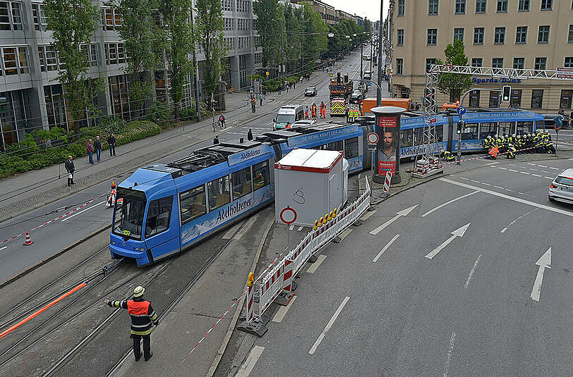 Die Bahn musste mit einem Kran der Feuerwehr angehoben und ins Gleis zurück gehievt werden.