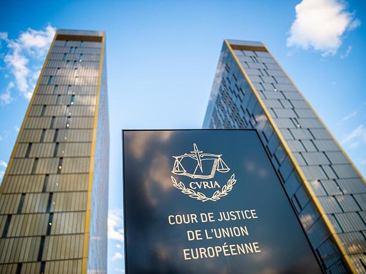 Der Generalanwalt am Europäischen Gerichtshof hat sich festgelegt: Verbrennungen durch im Flugzeug umgekippten Kaffee fallen unter Verletzungen durch ein an Bord plötzlich eintretendes Ereignis, das der Fluggast nicht verursacht hat.