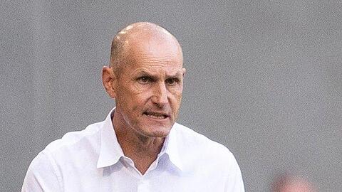 Augsburgs Trainer Heiko Herrlich gestikuliert.
