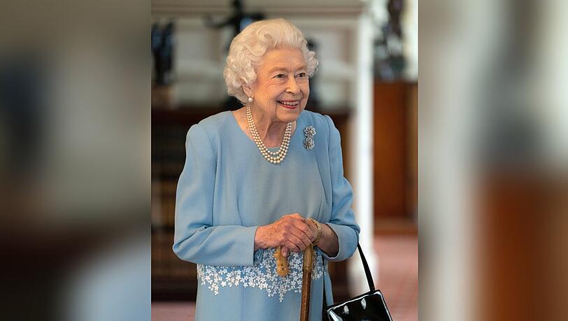 Queen Elizabeth II. mit Prinz Philips liebstem Gehstock am Tag ihres 70. Thronjubiläums.