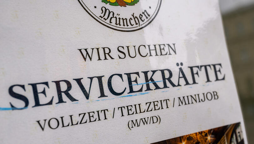 Personalmangel in der Gastronomie, und das nicht nur bei den Fachkräften. Mit Blick auf die Überstunden warnt die NGG München: Hotellerie und Gastronomie können nicht dauerhaft auf die Goodwill-Überstunden ihrer Beschäftigten bauen.