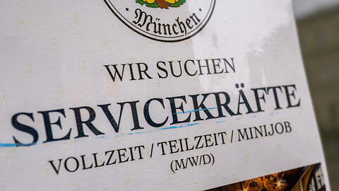 Personalmangel in der Gastronomie, und das nicht nur bei den Fachkräften. Mit Blick auf die Überstunden warnt die NGG München: Hotellerie und Gastronomie können nicht dauerhaft auf die Goodwill-Überstunden ihrer Beschäftigten bauen.