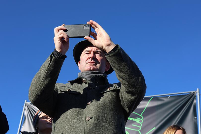 Hubert Aiwanger (FW), Bayerns Wirtschaftsminister ist zur Demo gekommen. Er darf aber nicht auf der Bühne sprechen.