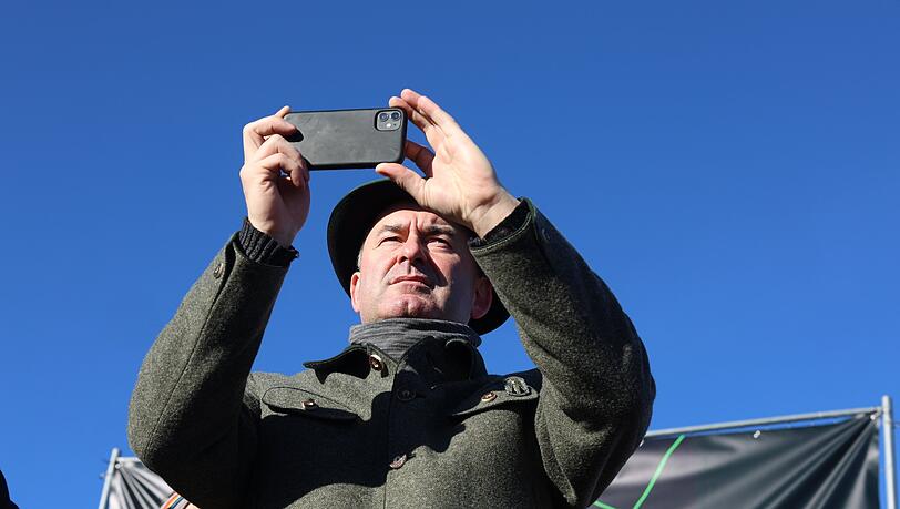 Hubert Aiwanger (FW), Bayerns Wirtschaftsminister ist zur Demo gekommen. Er darf aber nicht auf der Bühne sprechen. Hubert Aiwanger (FW), Bayerns Wirtschaftsminister ist zur Demo gekommen. Er darf aber nicht auf der Bühne sprechen.