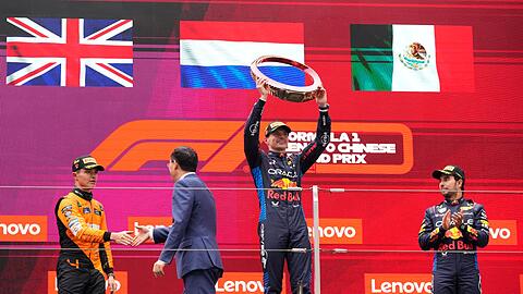 Max Verstappen (M.) gewann in China vor Lando Norris (l) und Sergio Perez.