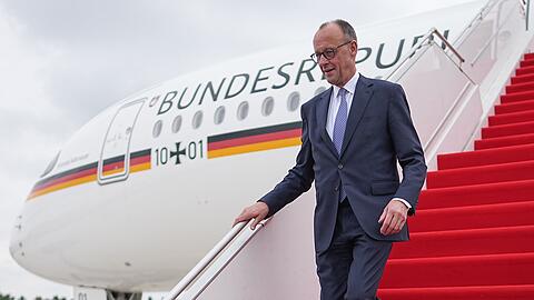 Der neue Bundeskanzler ist zu seinem ersten Besuch im Ausland in Paris eingetroffen.