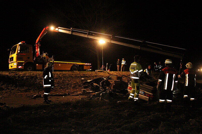 Bei einem Verkehrsunfall am Mittwochabend in Waging am See ist ein 49 Jahre alter Autofahrer ums Leben gekommen, nachdem er frontal gegen einen Baum gerast war.
