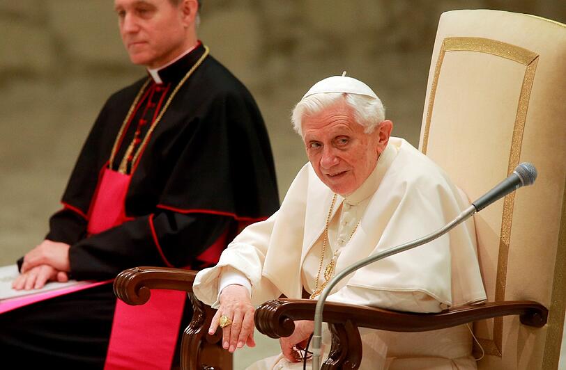 Sichtlich geschwächt zeigt sich Papst Benedikt XVI. in der Audienzhalle Paolo VI im Vatikan bei seiner voraussichtlich letzten Generalaudienz. Die Bilder.