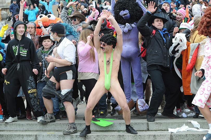 HARLEM-SHAKE-FIEBER: Während viele &ndash; womöglich kekskauend &ndash; den Niedersachsen-Krimi aus der Ferne verfolgten, schüttelten sich andere wild an allen möglichen Orten und veröffentlichten ihre Tanz-Filmchen im Internet. Der Harlem Shake ging um die Welt. Zugrunde lag der Elektro-Song &bdquo;Harlem Shake&ldquo; des US-DJs Baauer. Tausende produzierten in den ersten Monaten Videos, auf denen unkontrollierte, zuckende Bewegungen zu sehen waren, in Anlehnung an einen Tanz aus den 1980ern im New Yorker Stadtteil Harlem...