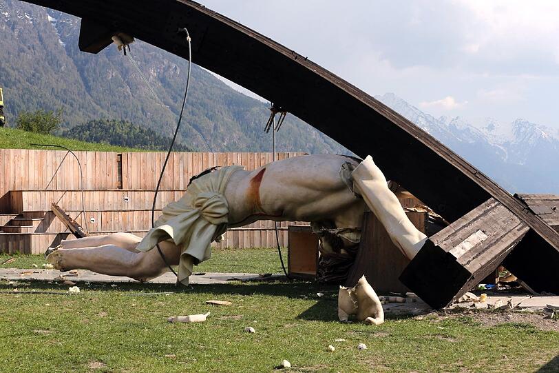 Ein umgestürztes 30 Meter hohes Holzkreuz, das an einen Besuch von Papst Johannes Paul II. in Norditalien erinnert, liegt am 24.04.2014 in Cevo bei Breacia (Italien) am Boden. Das Kreuz hat dort einen jungen Italiener erschlagen.