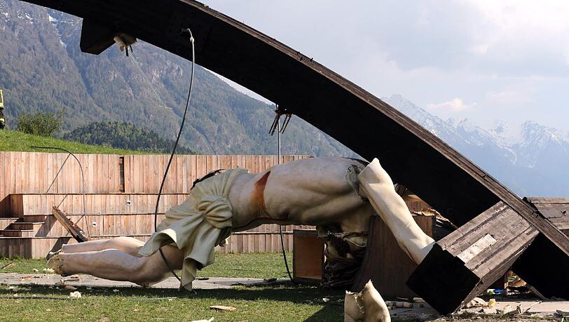 Ein umgestürztes 30 Meter hohes Holzkreuz, das an einen Besuch von Papst Johannes Paul II. in Norditalien erinnert, liegt am 24.04.2014 in Cevo bei Breacia (Italien) am Boden. Das Kreuz hat dort einen jungen Italiener erschlagen. Ein umgestürztes 30 Meter hohes Holzkreuz, das an einen Besuch von Papst Johannes Paul II. in Norditalien erinnert, liegt am 24.04.2014 in Cevo bei Breacia (Italien) am Boden. Das Kreuz hat dort einen jungen Italiener erschlagen.