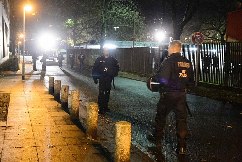 Das Fußball-Länderspiel in Hannover zwischen Deutschland und den Niederlanden ist am Dienstagabend abgesagt worden. Es bestand die Gefahr eines Sprengstoff-Anschlags. "Wir haben konkrete Hinweise gehabt, dass jemand im Stadion einen Sprengsatz zünden wollte", sagte Hannovers Polizeipräsident Volker Kluwe. Die Bilder...