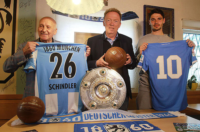 Peter Grosser (l.), der Kapitän der Löwen-Meistermannschaft von 1966, der aktuelle TSV-Präsident Peter Cassalette (m.) und der aktuelle Kapitän Christopher Schindler mit dem Retro-Trikot.