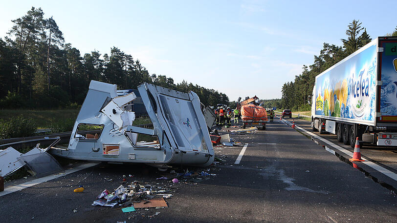 Der Wohnanhänger wurde komplett zerstört, der Inhalt verteilte sich auf der Autobahn. Sah spektakulär aus, rechtfertigte aber in keinster Weise das massenweise Gaffen.