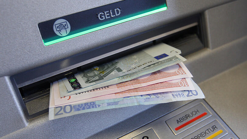 Banknoten im Ausgabefach eines Geldautomaten. Banknoten im Ausgabefach eines Geldautomaten.