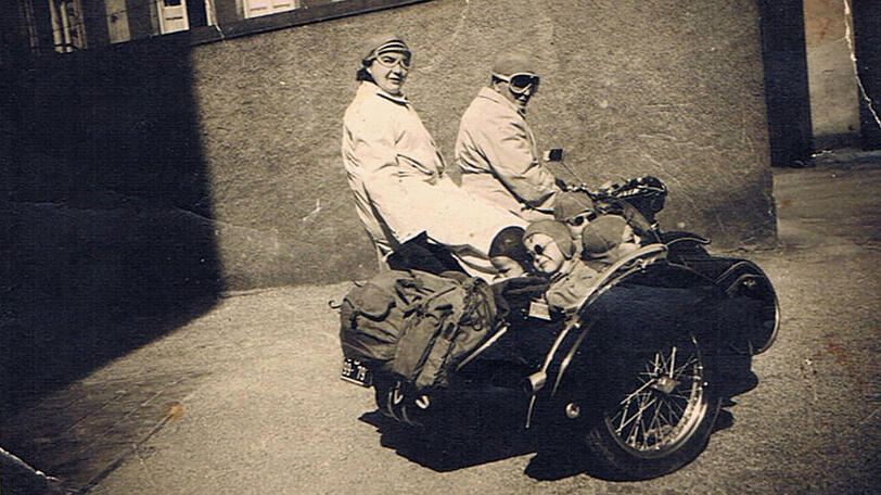 Platz ist in der kleinsten Hütte: &bdquo;Die erste Urlaubsfahrt 1952&ldquo; &ndash; ein Foto von AZ-Leser Alfred Arnold.