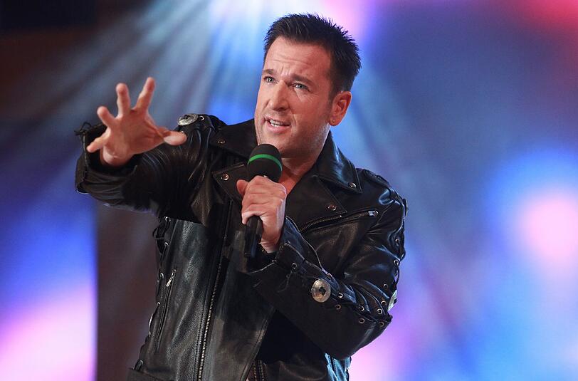 Michael Wendler verließ die achte Staffel nach nur vier Tagen freiwillig. Im Versace-Hotel angekommen, bereute er seine Entscheidung und flehte RTL regelrecht an, ihn wieder  zurückzulassen. Ging natürlich nicht.
