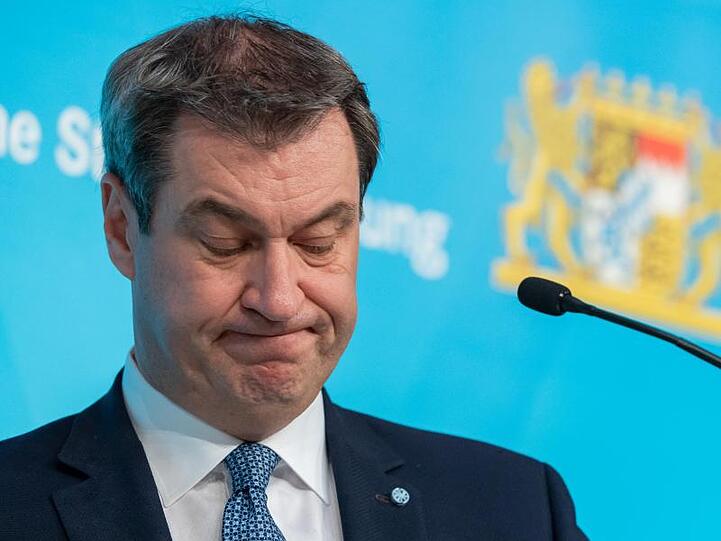 Markus Söder nimmt einer Pressekonferenz teil und steht am Mikrofon. Foto: Peter Kneffel/dpa