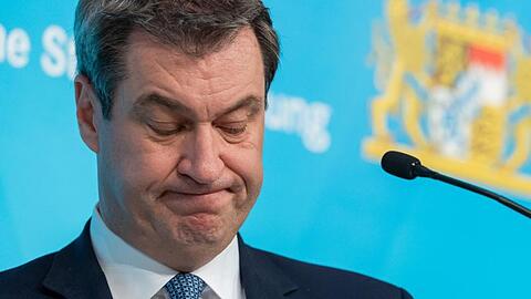 Markus Söder nimmt einer Pressekonferenz teil und steht am Mikrofon. Foto: Peter Kneffel/dpa
