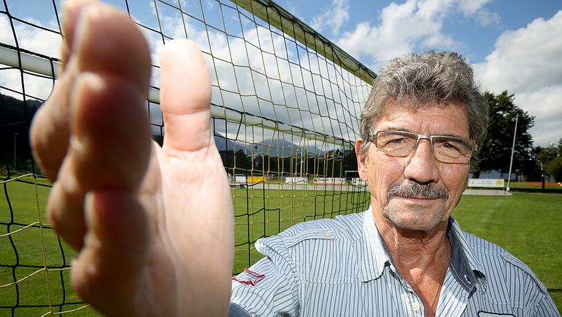 Die Hand, die Fußball-Geschichte geschrieben hat: 1958 ohrfeigt der Löwen-Verteidiger Gregor König den damaligen Spieler von SC 1906 München, Franz Beckenbauer. Der wechselt daraufhin zum FC Bayern, nicht zum TSV 1860. 2010 kommt es zum Friedensgipfel.