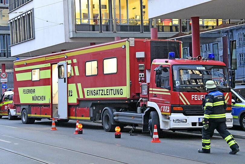 Währenddessen tagt bereits ein Krisenstab aus Klinikpersonal und Einsatzkräften.
