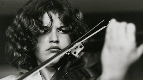 Hätten Sie die Geigerin erkannt? Robert Lebeck lichtete die junge Anne-Sophie Mutter 1976 ab. Hätten Sie die Geigerin erkannt? Robert Lebeck lichtete die junge Anne-Sophie Mutter 1976 ab.