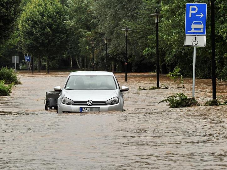 Ein Auto im völlig überschwemmten Uferbereich der Würschnitz in Chemnitz.
