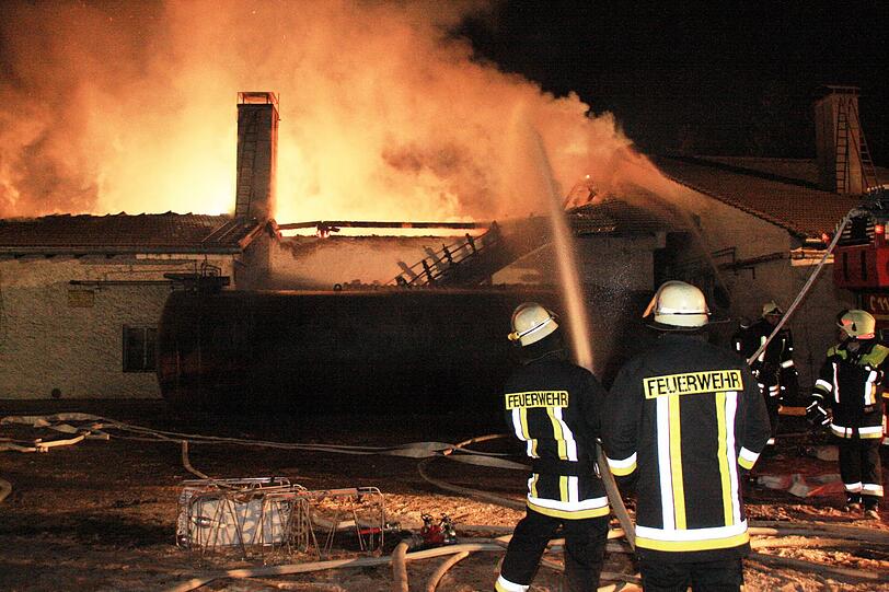 Einen Schaden von mindestens einer halben Million Euro hat ein Großbrand in einer Halle zur Teeproduktion in Eggstätt (Landkreis Rosenheim) verursacht. Menschen kamen nicht zu Schaden. Wie die Polizei mitteilte, fiel eine Hälfte des Firmengebäudes den Flammen zum Opfer.