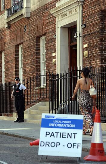 Die internationale Presse hat bereits vor dem Krankenhaus Quartier bezogen. Im privaten "Lido Wing" des St. Mary Krankenhauses in London soll das Baby zur Welt kommen - wie einst auch William und sein Bruder, Prinz Harry.