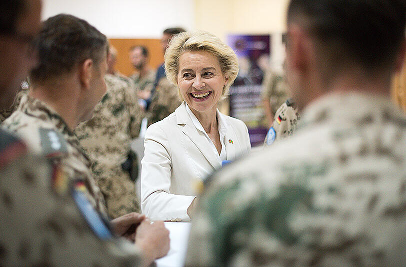 Verteidigungsministerin von der Leyen unterhält sich in Mali mit deutschen Soldaten.