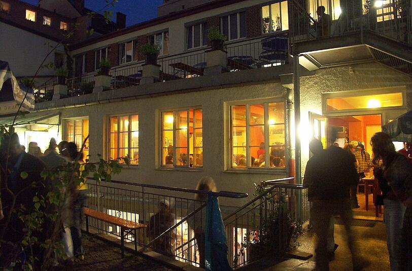 Harte Themen in lauschigem Ambiente im EineWeltHaus.