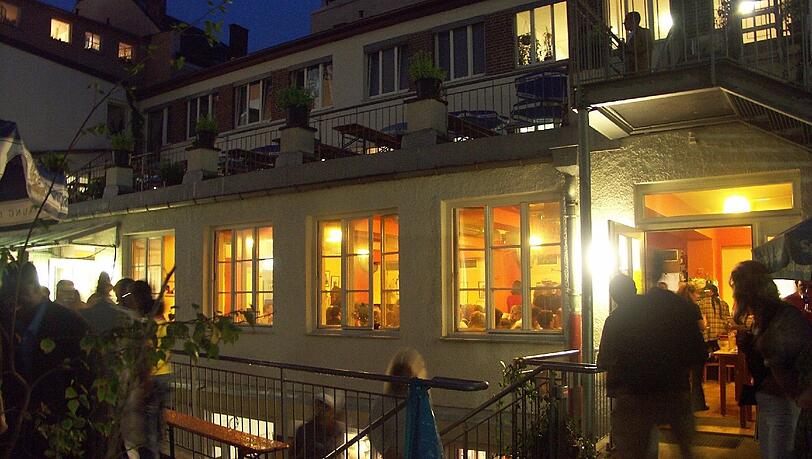 Harte Themen in lauschigem Ambiente im EineWeltHaus. Harte Themen in lauschigem Ambiente im EineWeltHaus.